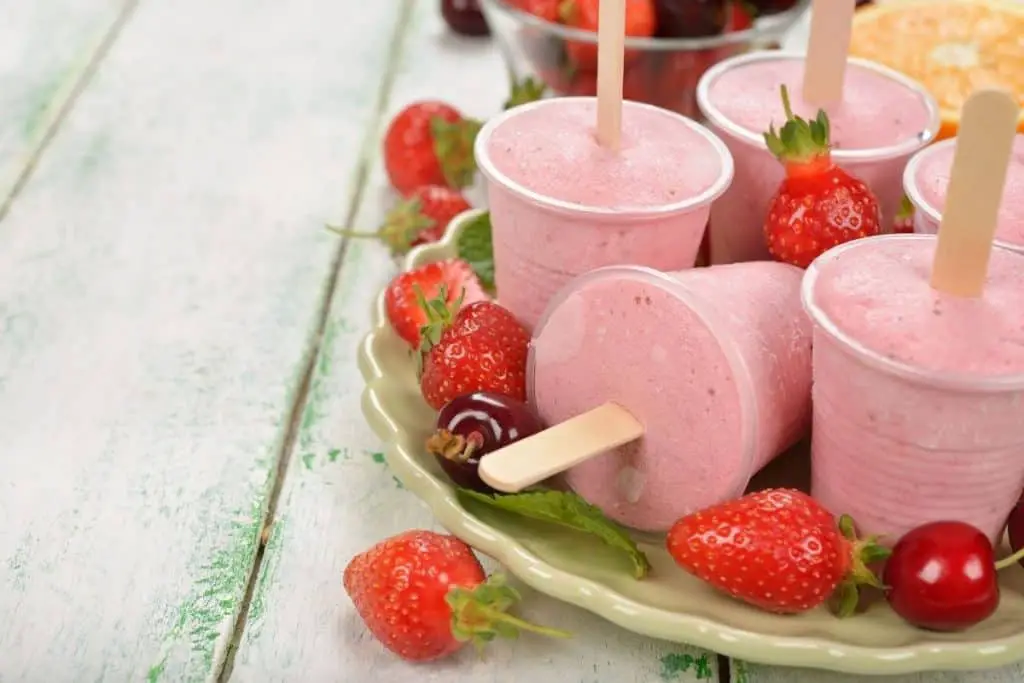 Frozen Yoghurt and strawberries